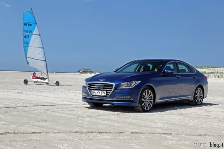 Hyundai Genesis 2014: nuove immagini ufficiali e listino prezzi