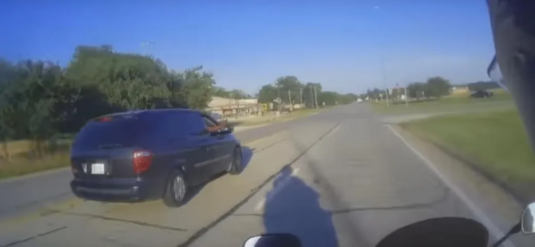 Bottigliate e sassate fra automobilista e motociclista [Video]