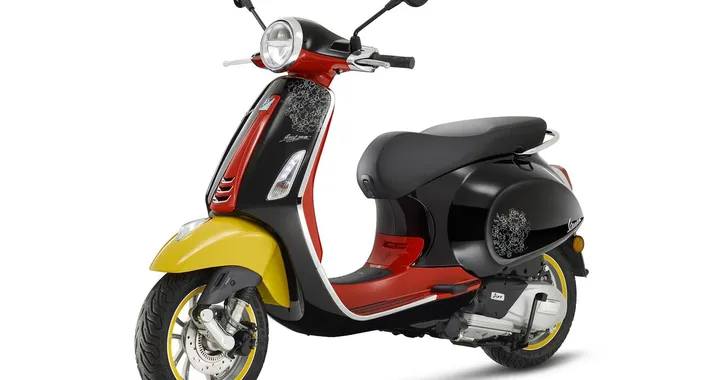 Vespa Primavera: svelata la Mickey Mouse Edition per i 100 anni di Disney [FOTO]