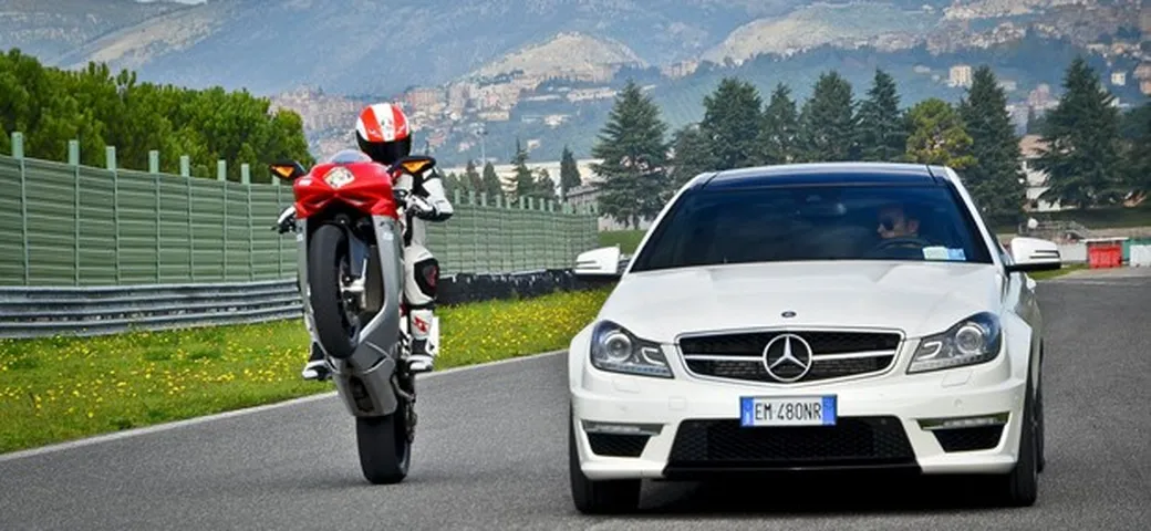 Mercedes C63 AMG Performance VS MV Agusta F3 675: la sfida in video