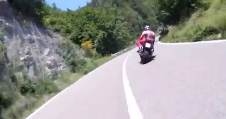 Motociclisti fuori dai passi per i controlli, i commercianti insorgono