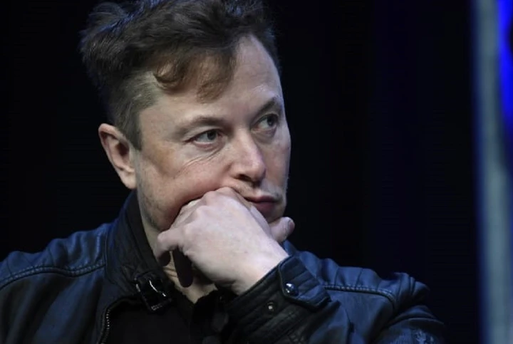 Elon Musk e i suoi tweet brucia soldi