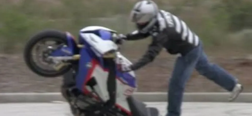 Video: stunt riding con una BMW S 1000 RR