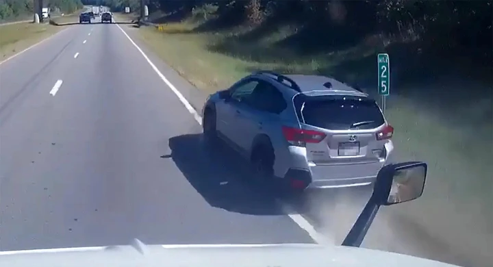 Sorpassa a destra ed è quasi crash con un camion [Video]