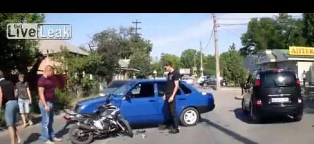 In due in scooter, niente casco, pantaloncini e infradito. Contro una macchina [Video]