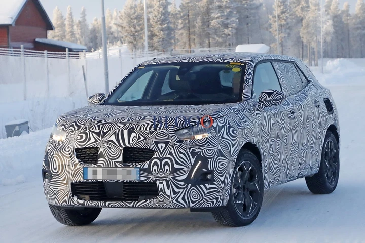 Nuova Peugeot 2008: prime foto spia della prossima generazione