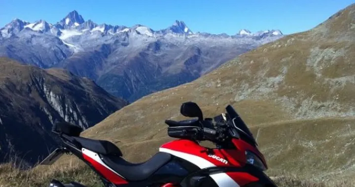 Foto del giorno: Multistrada S e Pikes Peak al passo del Nufenen