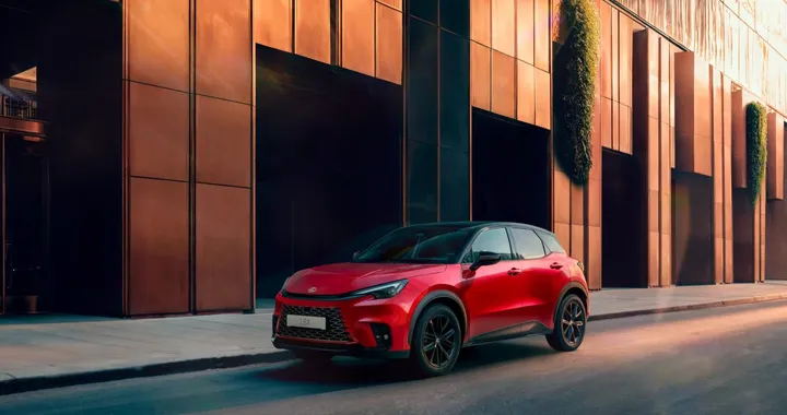 Lexus LBX Vibrant Edition: stile sportivo e tecnologia AI per il SUV compatto
