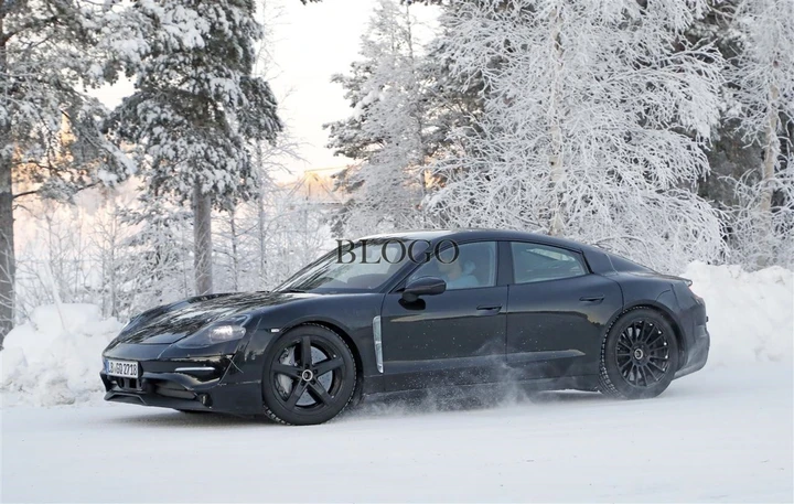 Porsche Mission E: foto spia sulla neve