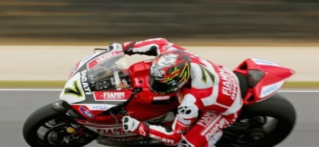 SBK Phillip Island: Guintoli si “scopre” con una Superpole da record.  Dominio di Aprilia e Ducati. Giugliano e Melandri in prima fila