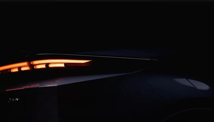 Toyota svela il teaser della nuova elettrica: potrebbe essere la bZ Compact SUV