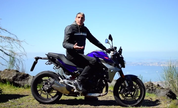 BMW F 900 R, la prova su strada (VIDEO)