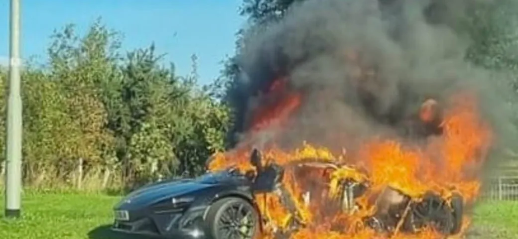 McLaren Artura a fuoco durante test drive: non è rimasto quasi nulla [VIDEO]