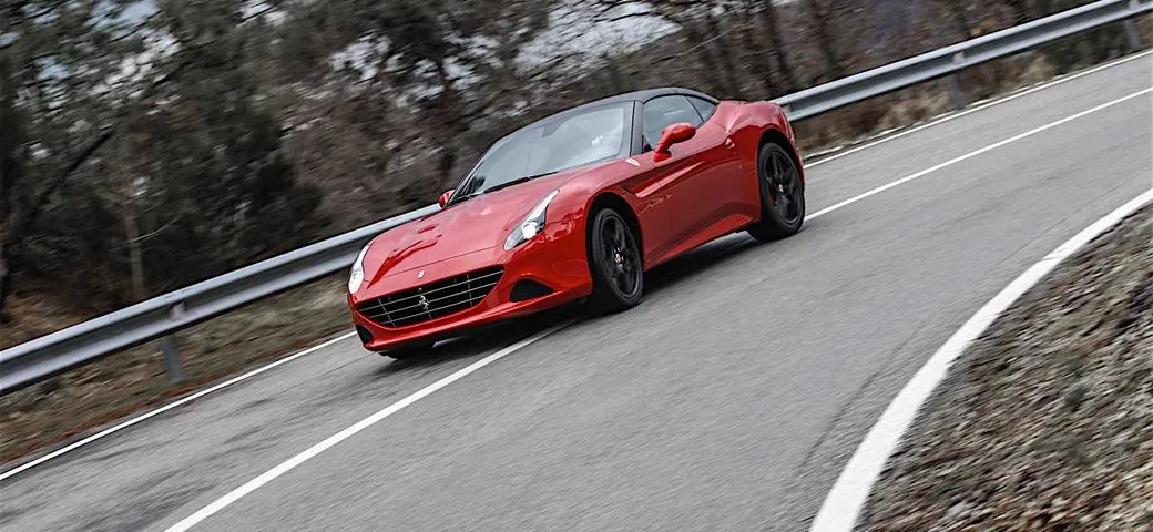 Ferrari California T HS: contatto su strada con il V8 più 