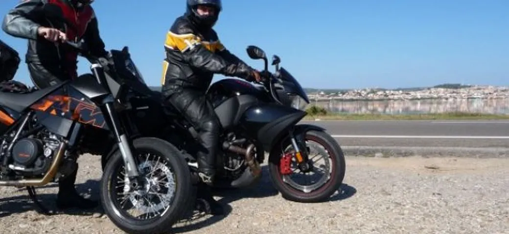 Foto del giorno: padre e figlio, KTM 690 SM e Buell 1125