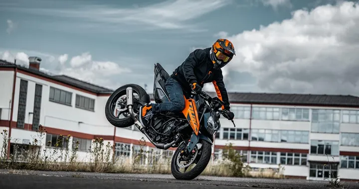 KTM Duke 2024: le 125 e 390 si aggiornano [FOTO]
