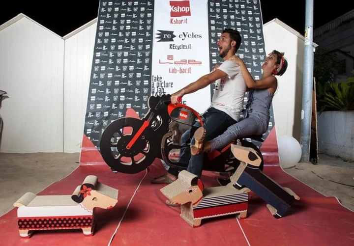 KShop e REcycles insieme per celebrare un anno di successi con una moto...di cartone!