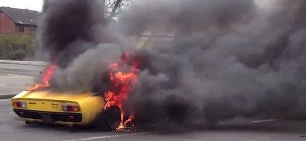 Va a fuoco una Lamborghini Miura. Il proprietario accusa l'officina