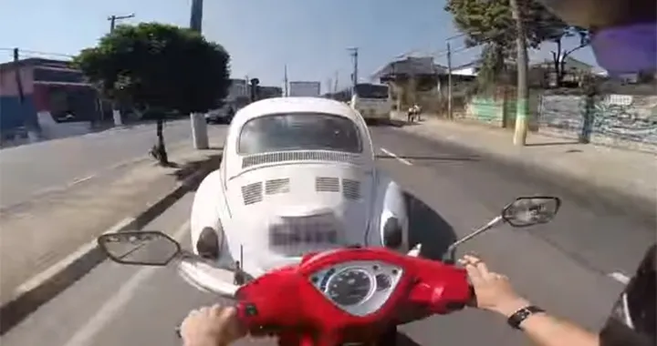 Scooter tampona violentemente un Maggiolino [Video]