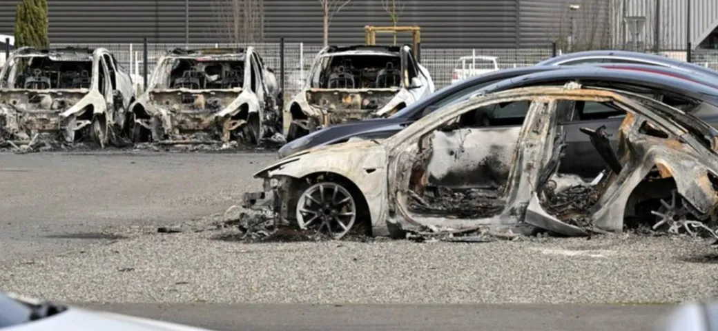Escalation proteste contro Tesla, incendiato concessionario: 700.000 euro di danni