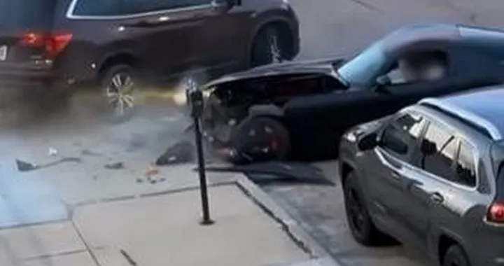 Con la Dodge Viper fa lo show, ma piomba su un'auto parcheggiata | Video