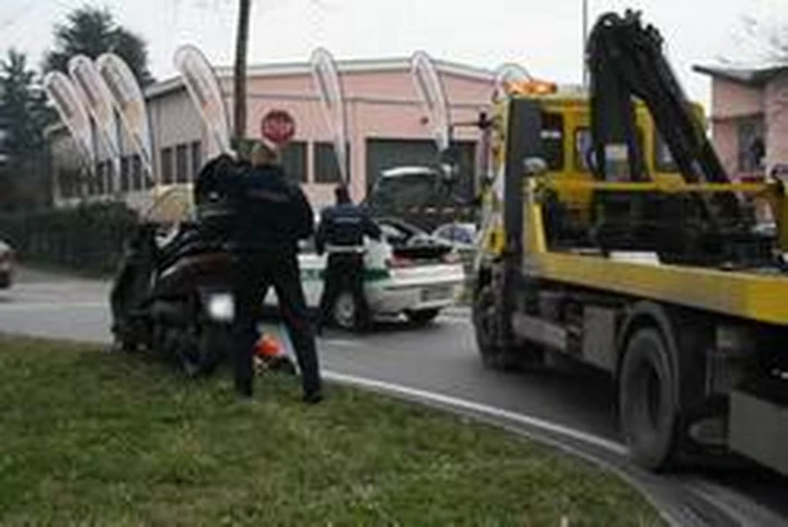 Follia a Roma: corda tesa in strada, grave un motociclista