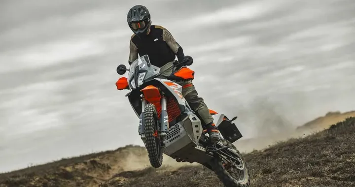 KTM 890 ADVENTURE R MY 2025: tecnologia e prestazioni offroad estreme