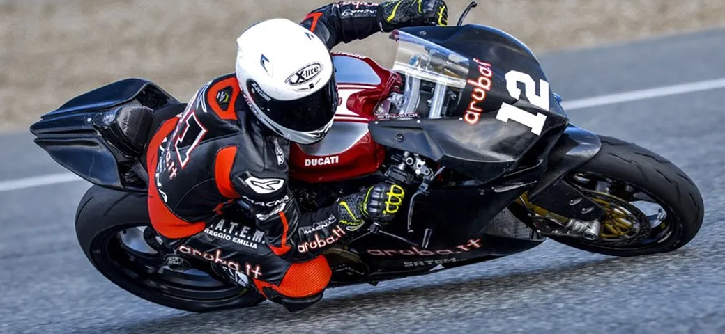 STK1000: Michael Ruben Rinaldi al lavoro sulla Panigale R 2016