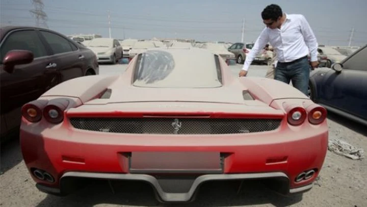 Ferrari: una Enzo abbandonata a Dubai
