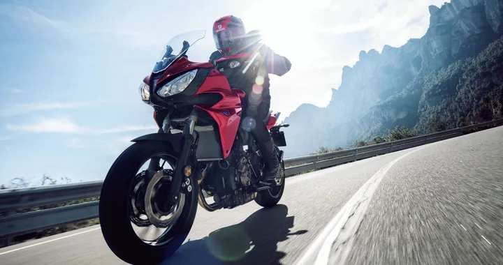 Yamaha Tracer 700: foto e caratteristiche tecniche