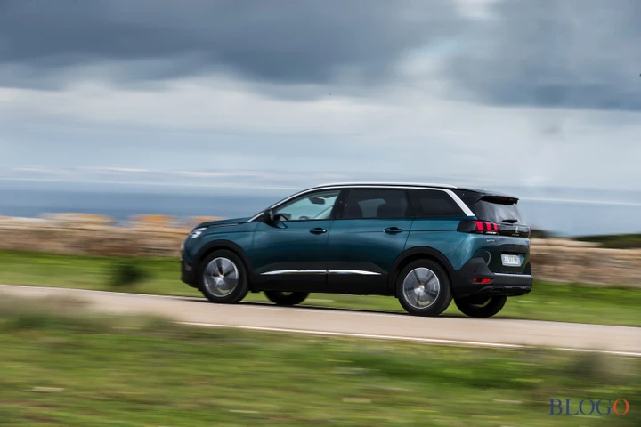 Peugeot 6008: nel 2023 la SUV di grandi dimensioni