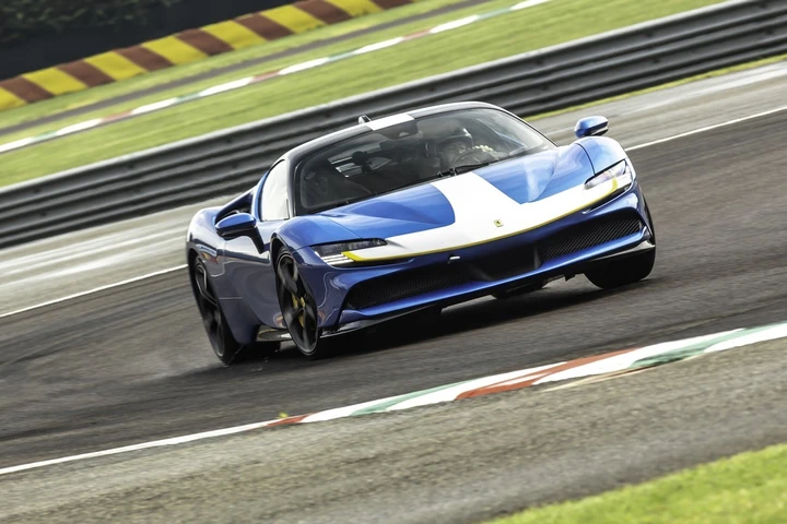 Ferrari SF90 Stradale Assetto Fiorano: la prova in pista