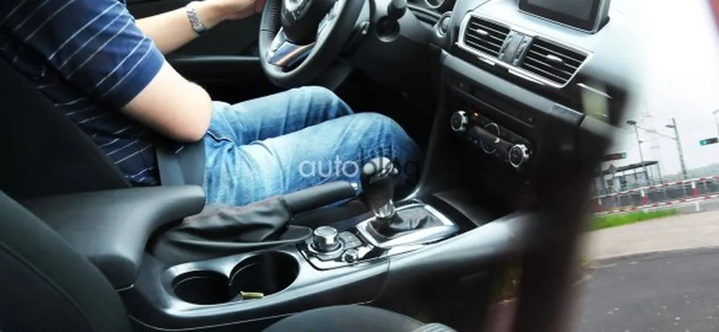 Mazda 3: foto spia degli interni