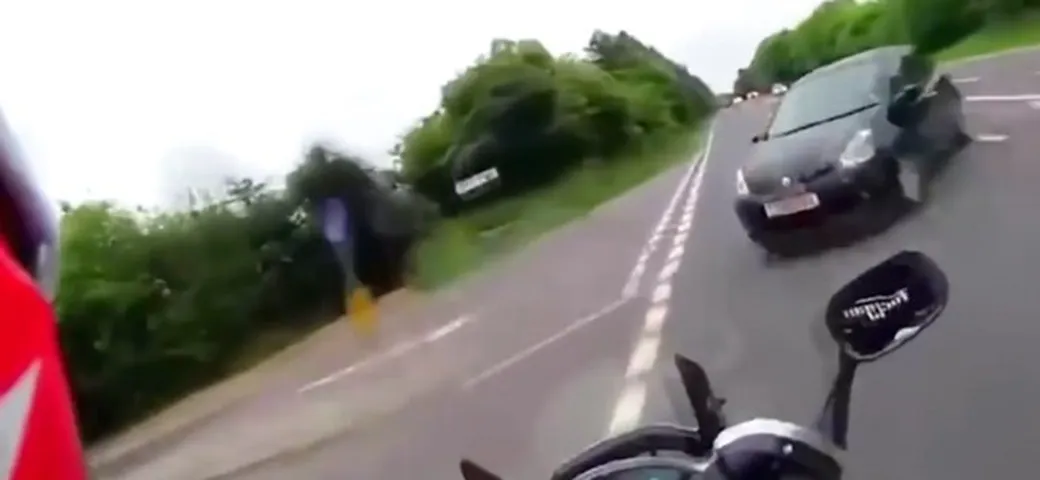 Ecco perché gli automobilisti non vedono le moto [Video]