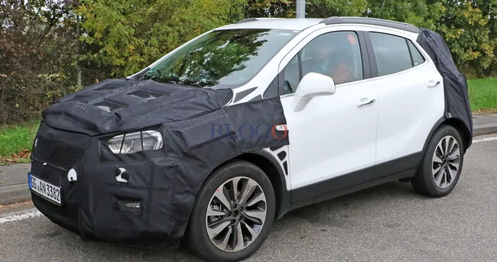 Opel Mokka: foto spia del facelift