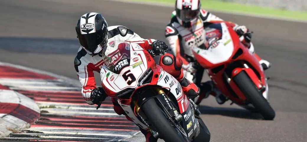 Alex Puzar in pista sulla Ducati Panigale R Superbike