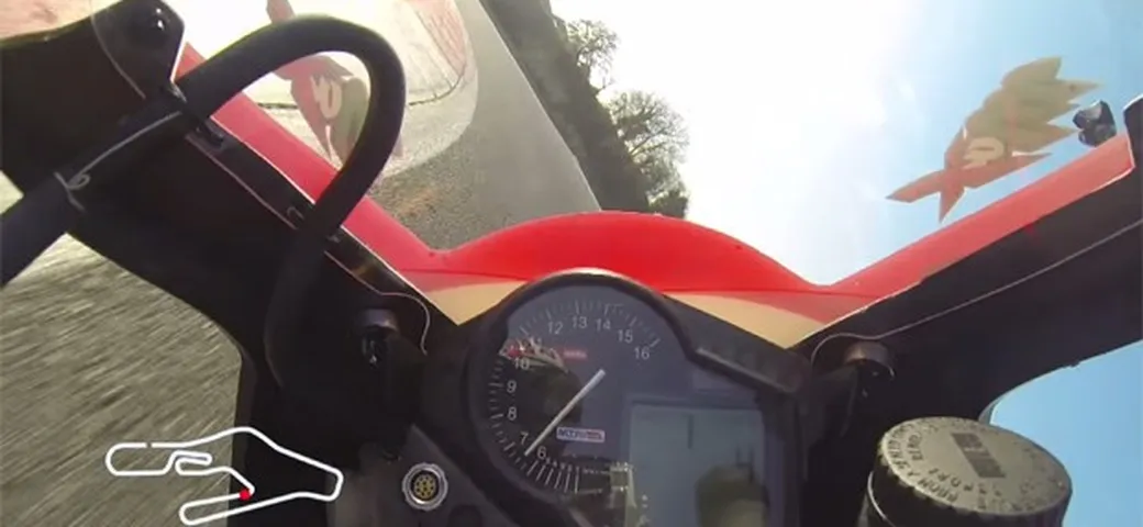 Aprilia RSV4 Superbike 2015 Onboard con Max Biaggi [Video]