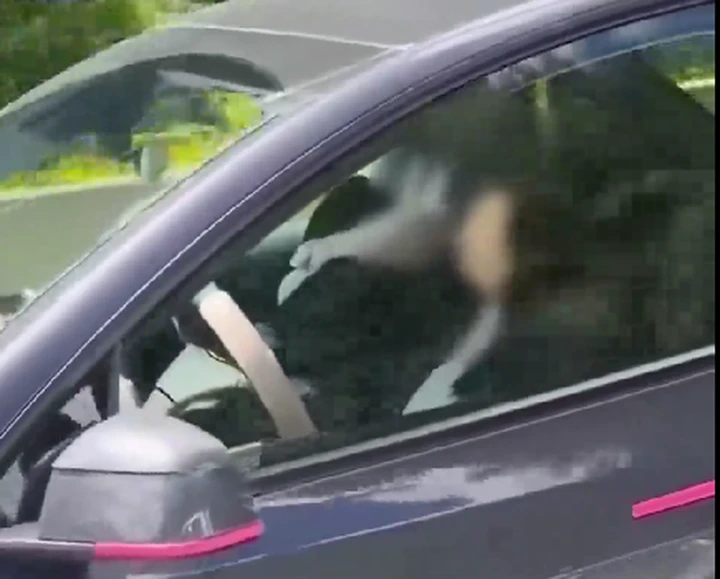 Tesla a 100 km/h in autostrada: madre ripresa mentre sembra dormire con due figli a bordo