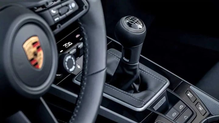Porsche, il cambio manuale resta al suo posto: scelta di cuore