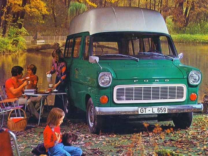 Ford Transit, 60 anni di innovazione: storia del furgone che ha cambiato l’Europa