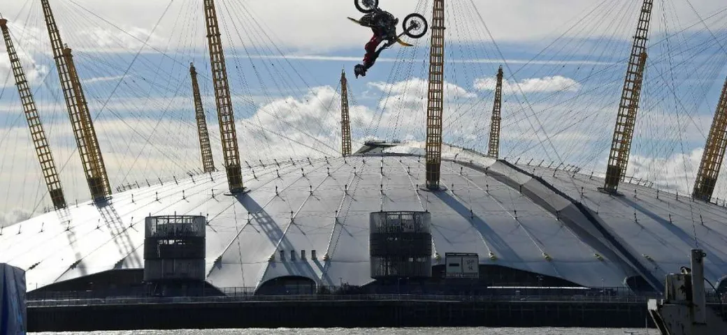 Travis Pastrana, backflip su chiatte galleggianti [Video]