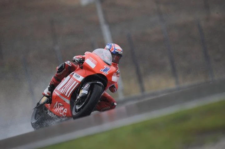 Qualifiche MotoGP sotto il diluvio. Stoner e Rossi, solita musica.