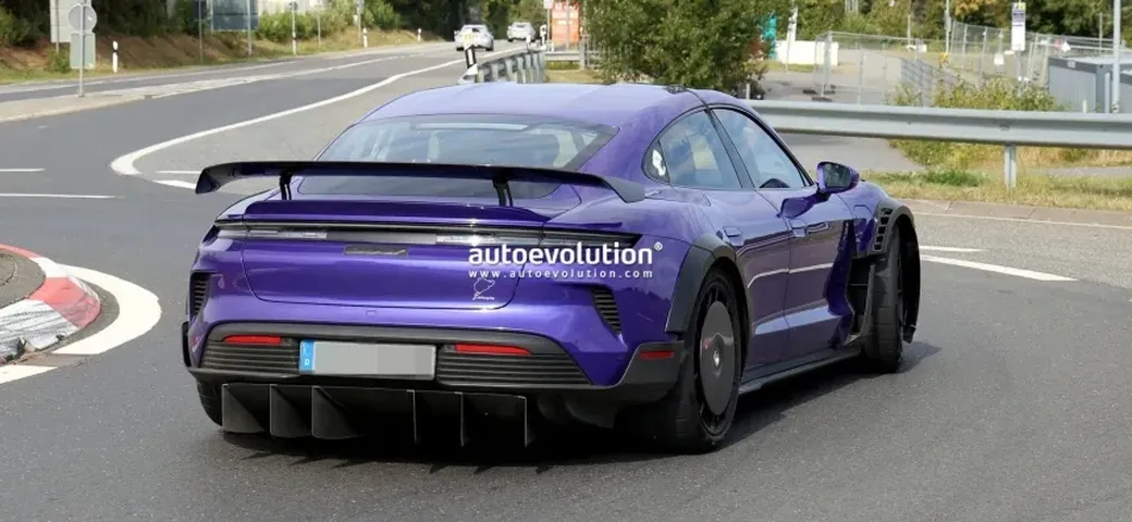 Porsche Taycan Turbo GT Manthey: a caccia al record del Nürburgring