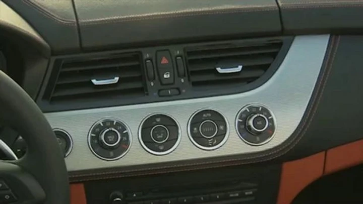 BMW Z4 MY2013: gli interni in video