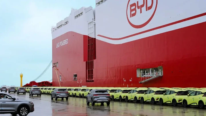 BYD, l'espansione non si arresta: due grandi navi portano le Dolphin Surf in Europa