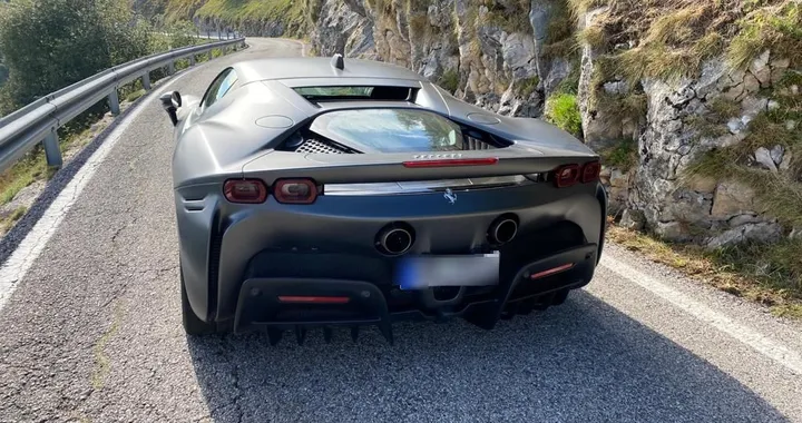 Ferrari in panne sulla strada di montagna: traffico bloccato