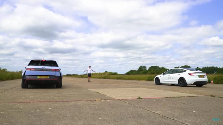Tesla Model 3 Performance vs Hyundai IONIQ 5 N: drag race elettrica | Video
