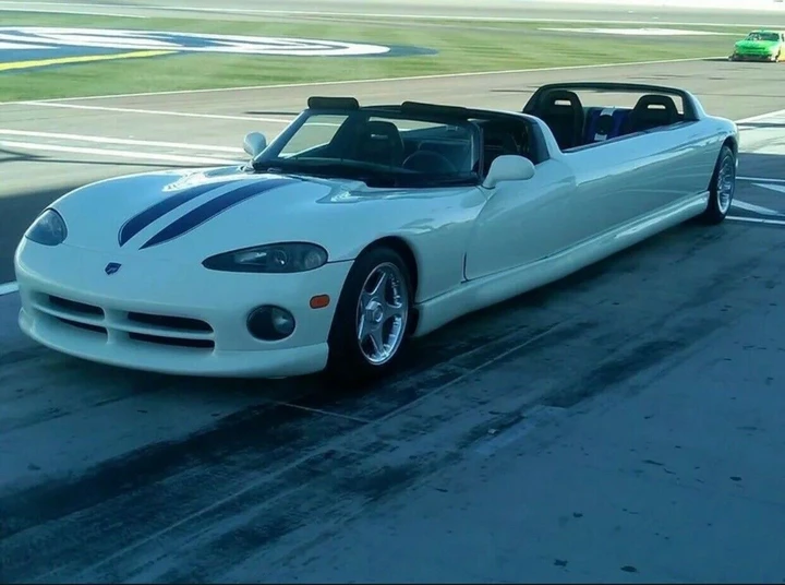 L'unica Dodge Viper Limousine al mondo è in vendita su eBay