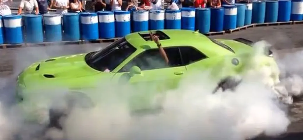Dodge Challenger SRT Hellcat: il burnout è dell'amministratore delegato
