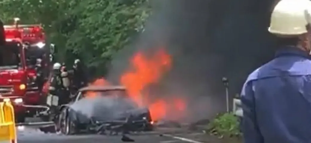 Una Ferrari F40 avvolta dalle fiamme in Giappone [Video]